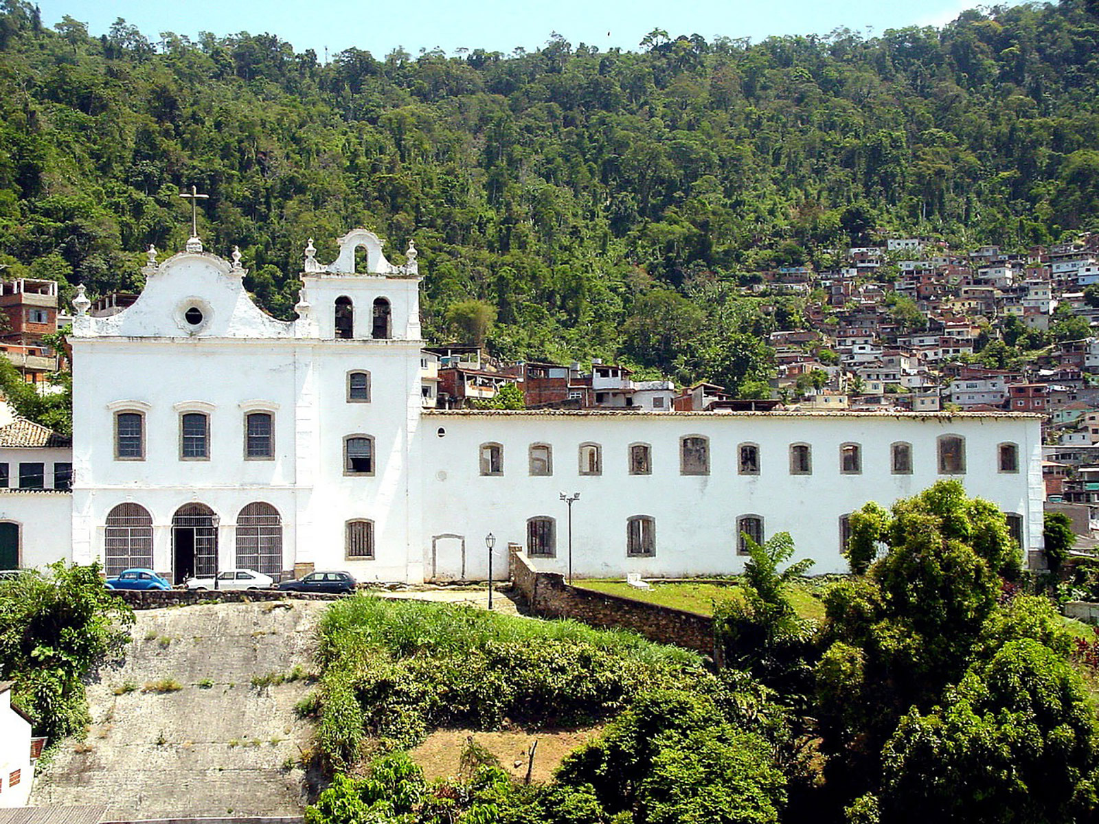 Ruínas da igreja e Convento São Bernardino de Sena, Adro e Cruzeiro