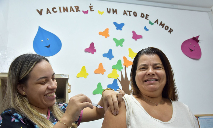 Saúde realiza campanha de vacinação contra a gripe na Praia do Anil