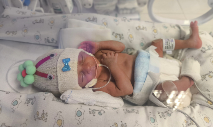 Bebês da UTI neonatal ganham toucas coloridas em ação especial no HMAR