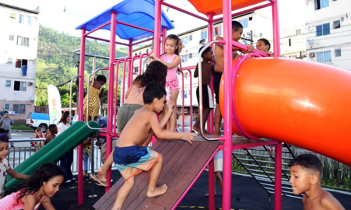 Prefeitura entrega quatro novos playgrounds e amplia espaços de lazer para crianças