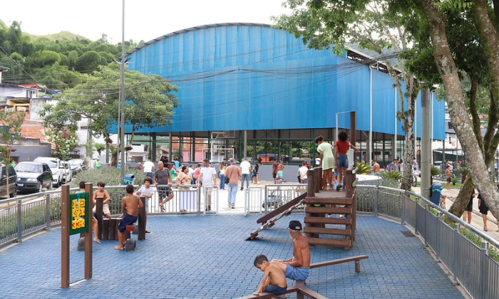 Prefeitura entrega praça revitalizada e quadra coberta na Vila Campo Belo