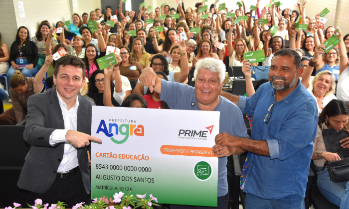 Capa da notícia: Angra inicia entrega do Cartão Educação a educadores da rede municipal