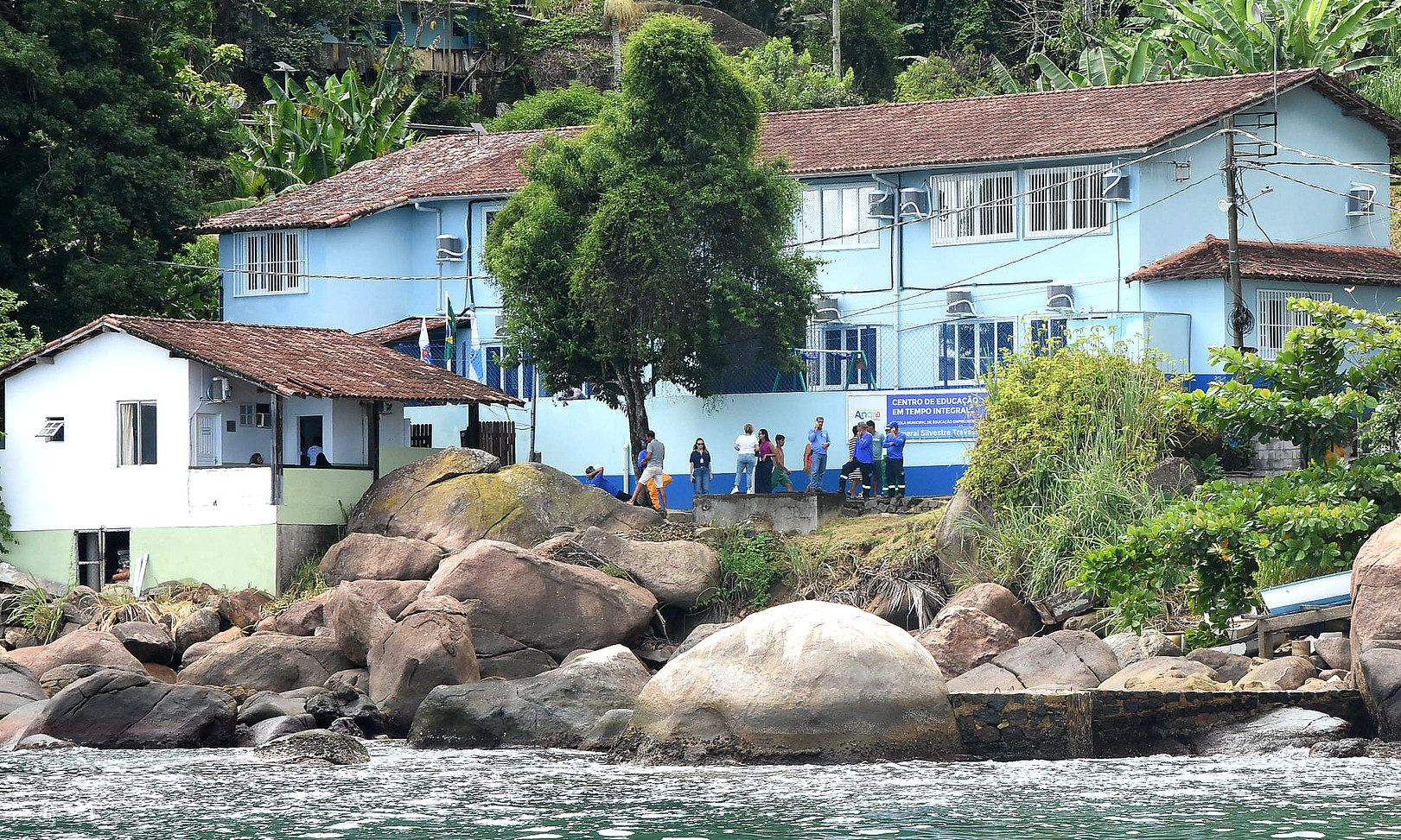 Capa da notícia: Angra entrega revitalização e climatização da E.M. General Silvestre Travassos