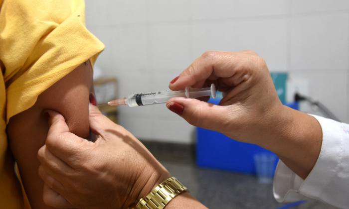Capa da notícia: Angra inicia vacinação contra a dengue com a vacina Butantan-DV