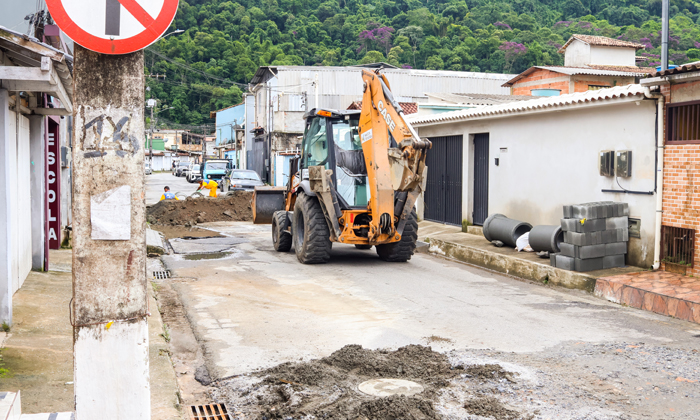 Capa da notícia: Obras de drenagem avançam na Rua Silva Jardim, na Nova Angra