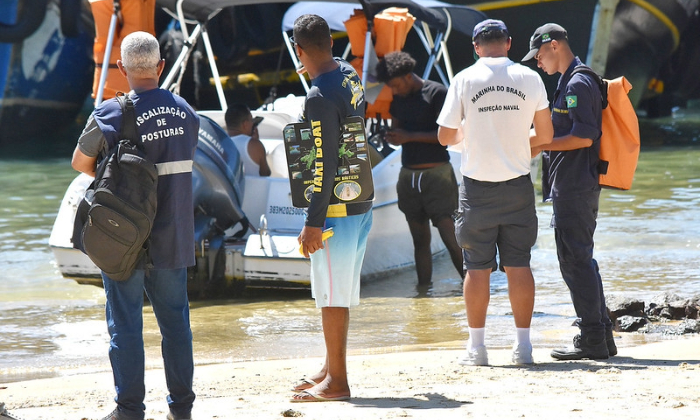 Capa da notícia: Prefeitura realiza ação integrada para ordenar serviço de taxiboats na Vila do Abraão