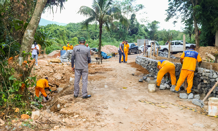 Capa da notícia: Prefeitura de Angra reconstrói ponte no bairro Ariró