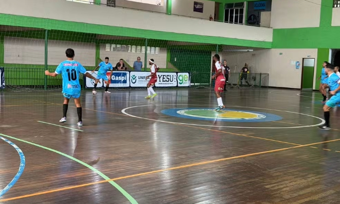 Capa da notícia: Angra vence Vassouras de virada e avança na Copa Rio Sul de Futsal