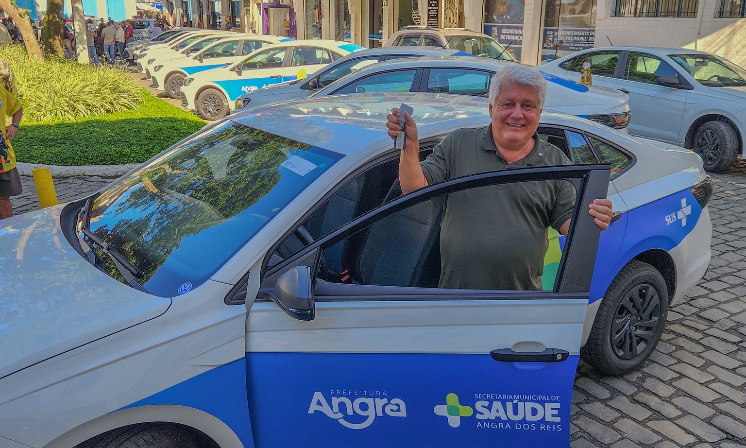 Capa da notícia: Angra inicia entrega de 27 novos veículos para Tratamento Fora do Domicílio