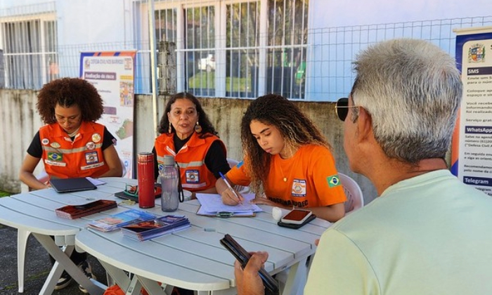 Capa da notícia: Defesa Civil nos Bairros orienta moradores do Pontal