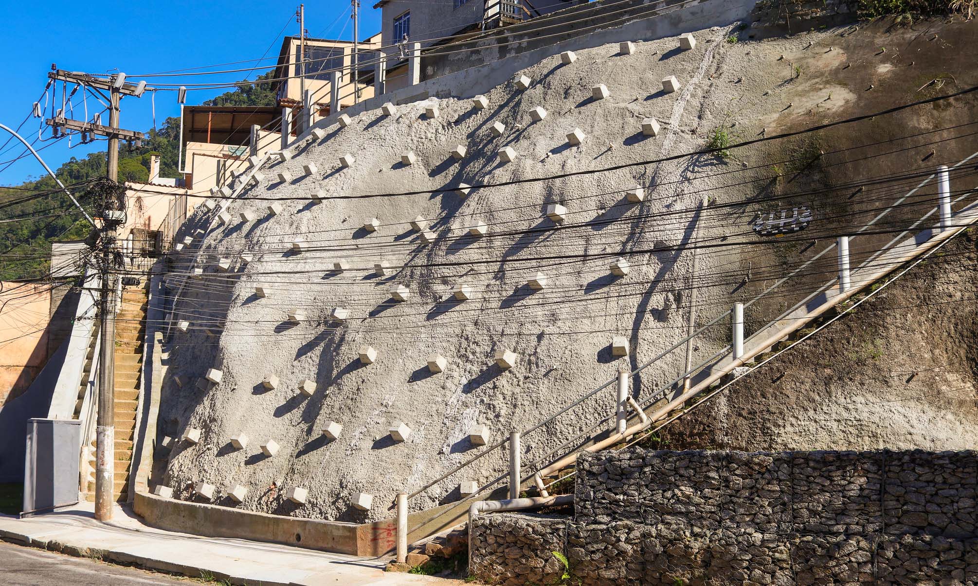 Capa da notícia: Angra investe R$ 300 milhões em obras de contenção de encostas