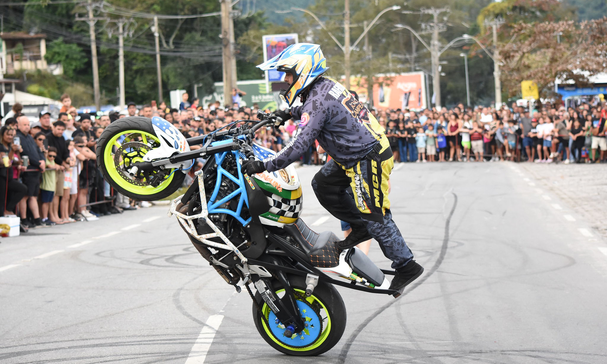 Capa da notícia: Angra MotoFest comemora mais uma edição com shows de rock e manobras radicais