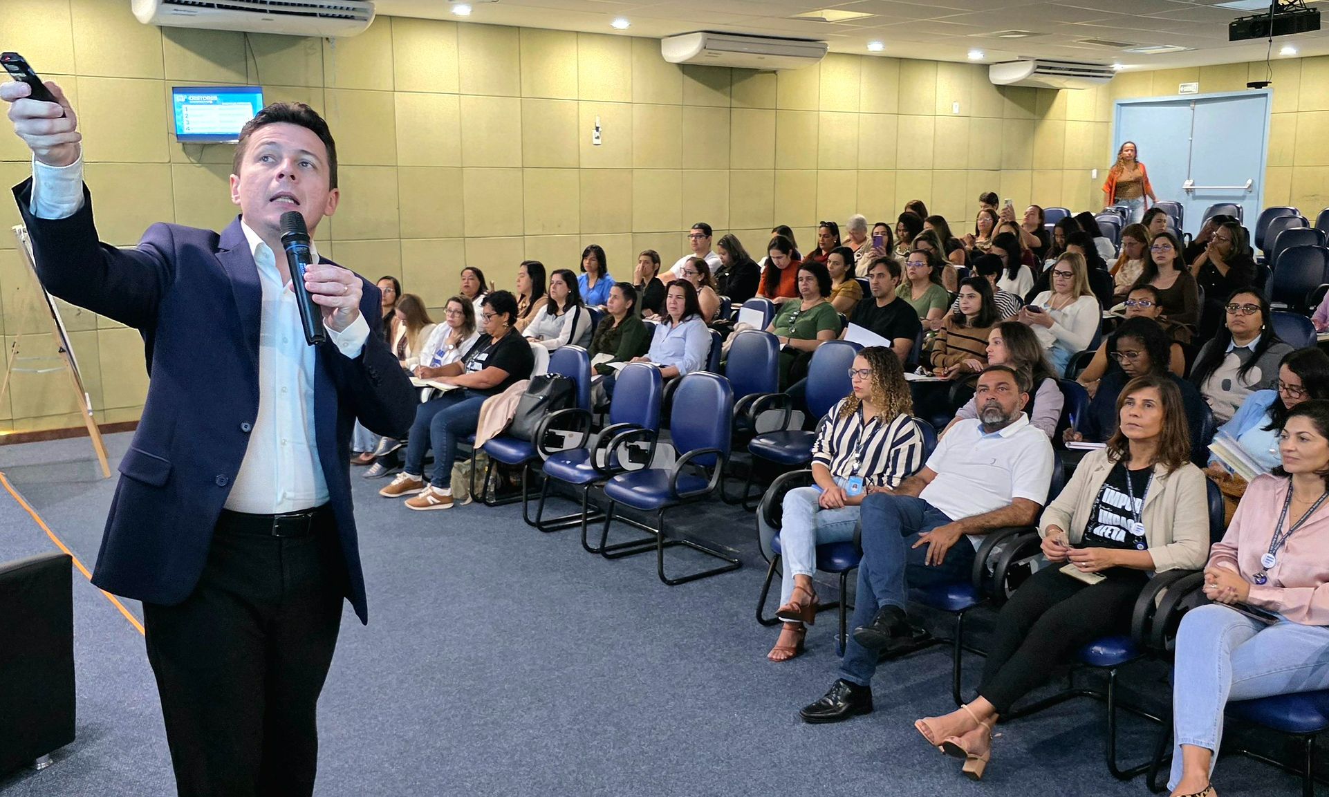 Angra reúne gestores escolares em formação voltada à alfabetização na idade certa