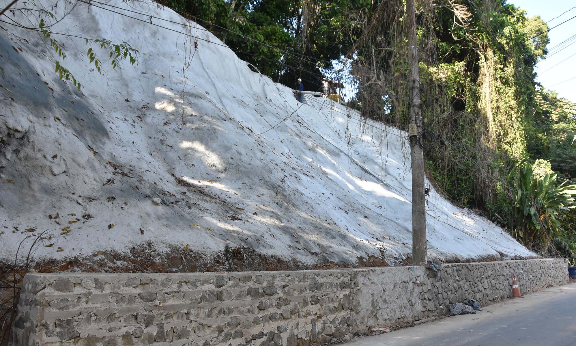 Capa da notícia: Prefeitura de Angra avança com obras de contenção  em três pontos do 3º distrito