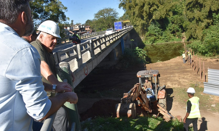 Capa da notícia: Prefeitura de Angra inicia obras da passarela metálica na ponte sobre o Rio Bracuí