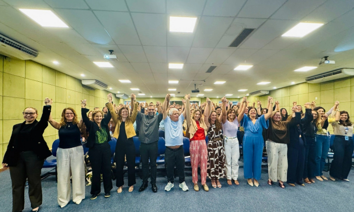 Capa da notícia: Angra firma parceria para fortalecer aprendizagem nos anos finais