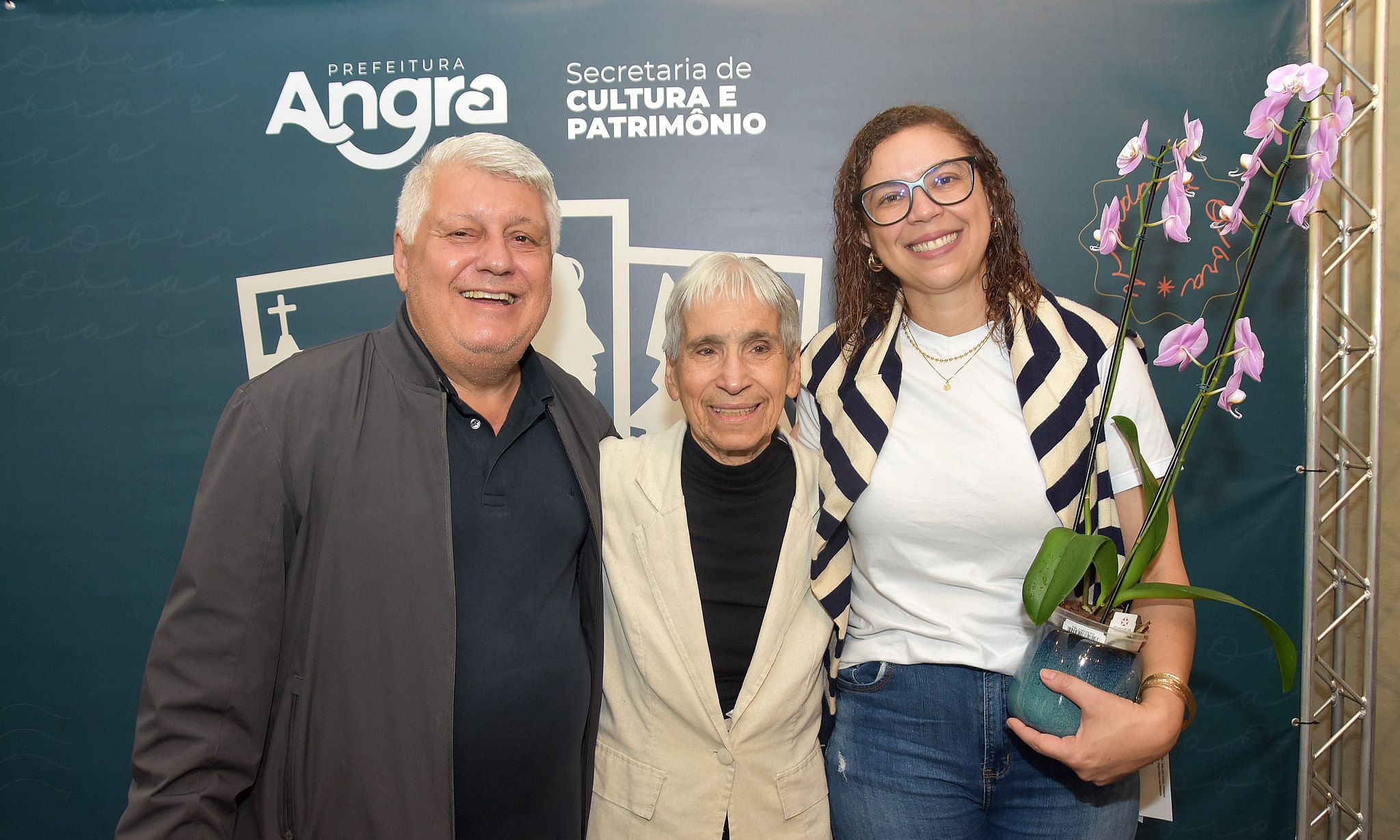 Capa da notícia: Professora Nilza Souza é homenageada na retomada do Angra Salva Sua Memória