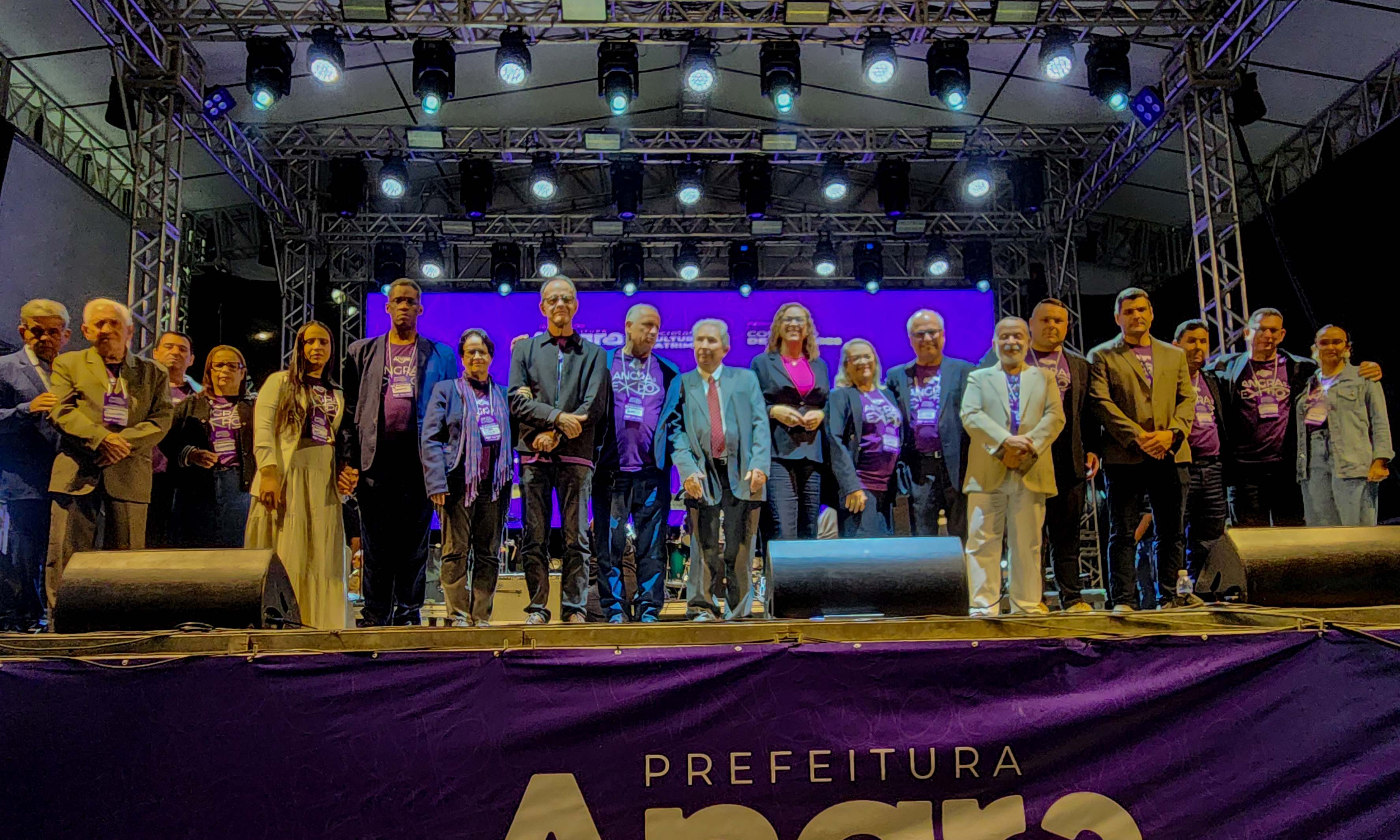 Capa da notícia: Angra Expo reúne fé e cultura na primeira noite na Praia do Anil